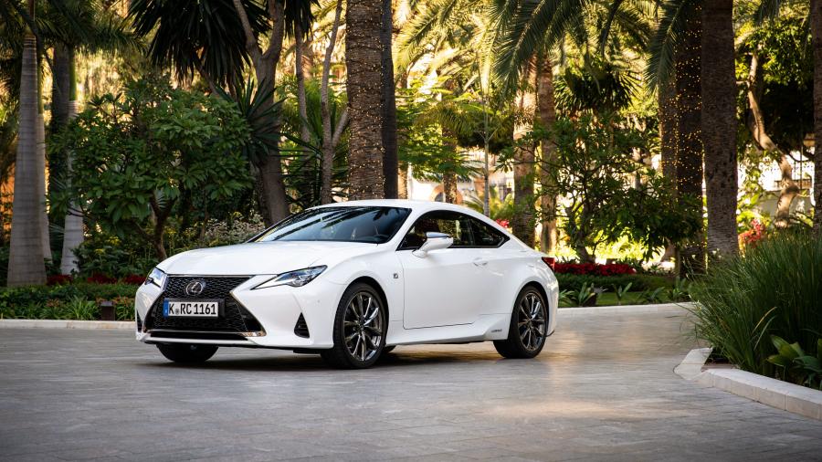  Lexus RC300h F-Sport 2018 года  (WW) (фото 5 из 12)